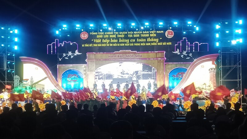 Nhiều tiết mục văn nghệ đặc sắc ca ngợi Đại thắng mùa Xuân năm 1975 được trình diễn tại chương trình.