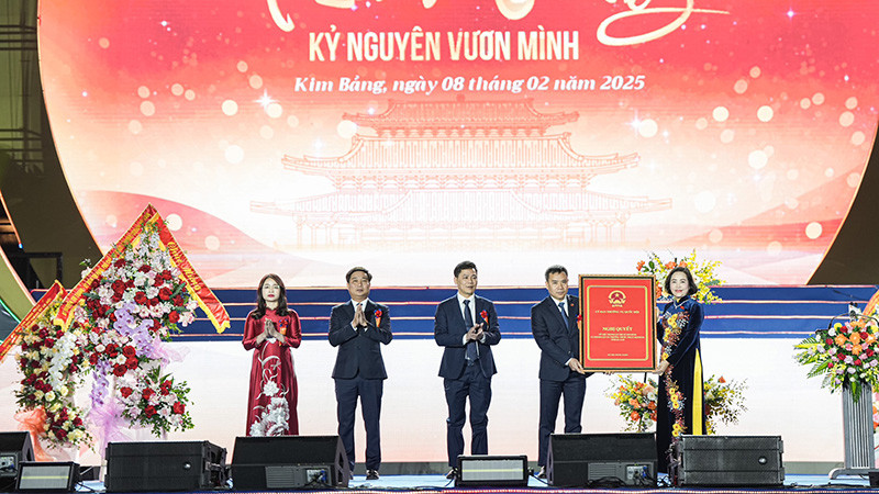 Đồng chí Nguyễn Thị Thanh, Ủy viên Trung ương Đảng, Phó Chủ tịch Quốc hội trao Quyết định của Ủy ban Thường vụ Quốc hội về việc thành lập thị xã Kim Bảng.