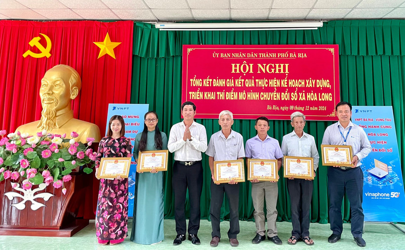 UBND thành phố Bà Rịa khen thưởng 3 tập thể, 6 cá nhân có thành tích xuất sắc trong thực hiện Kế hoạch xây dựng, triển khai thí điểm mô hình chuyển đổi số xã Hòa Long.