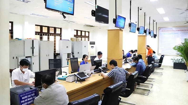 Cán bộ, công chức giải quyết thủ tục hành chính phục vụ người dân ở Đắk Lắk.