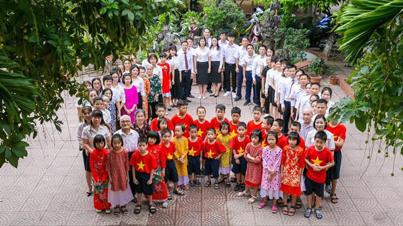 Cán bộ và người cao tuổi, trẻ em được nuôi dưỡng tại Trung tâm Bảo trợ xã hội 3 Hà Nội trong dịp kỷ niệm 30 năm thành lập (Ảnh: Đơn vị cung cấp).