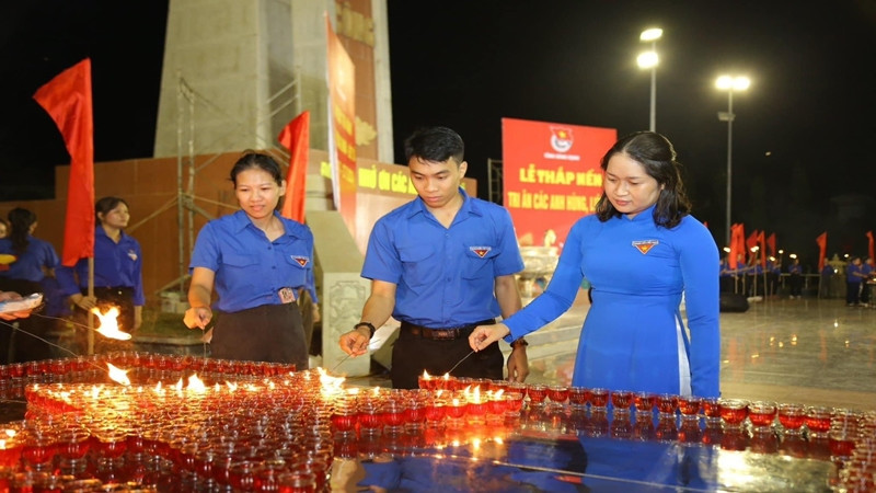 Thanh niên Bình Định thắp nến tri ân các anh hùng, liệt sĩ