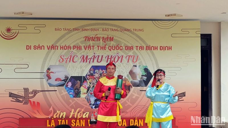 Biểu diễn hát bài chòi tại triển lãm.