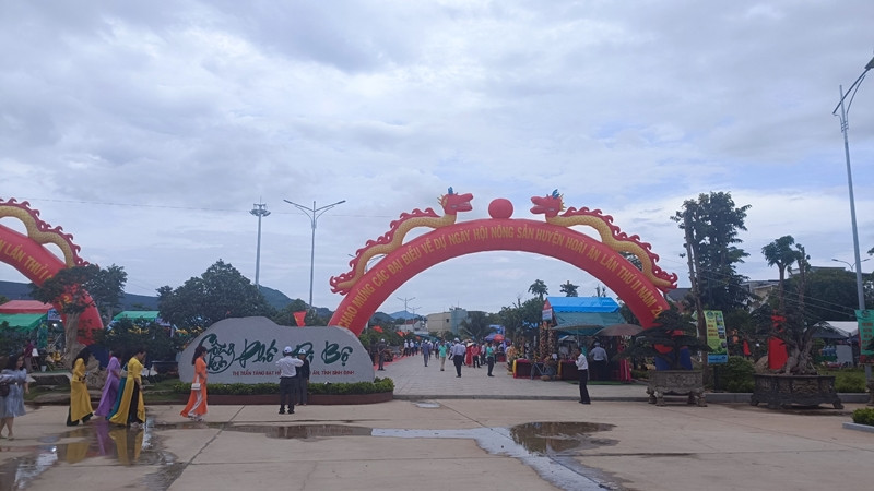 Đông đảo người dân tập trung về ngày hội nông sản lần 2 tại huyện Hoài Ân.