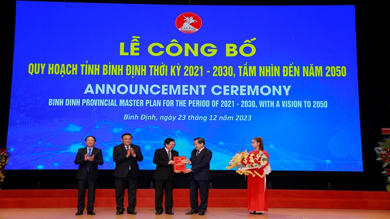 Phó Thủ tướng Chính phủ Lê Minh Khái trao Quyết định Quy hoạch tỉnh Bình Định thời kỳ 2021-2030, tầm nhìn năm 2050 cho các lãnh đạo tỉnh.