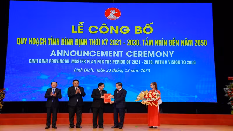Phó Thủ tướng Chính phủ Lê Minh Khái trao Quyết định Quy hoạch tỉnh Bình Định thời kỳ 2021-2030, tầm nhìn năm 2050 cho các lãnh đạo tỉnh.