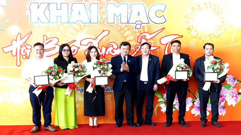 Trao giải “Trang bìa xuân đẹp” dành cho các tạp chí, đặc san, bản tin trong tỉnh.