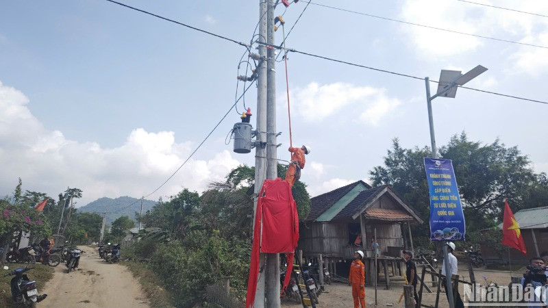 Đấu nối kỹ thuật điện lưới quốc gia vào làng Canh Tiến.