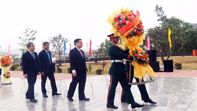 Trưởng ban Tuyên giáo và Dân vận Trung ương dẫn đầu đoàn công tác thực hiện nghi thức dâng hoa.