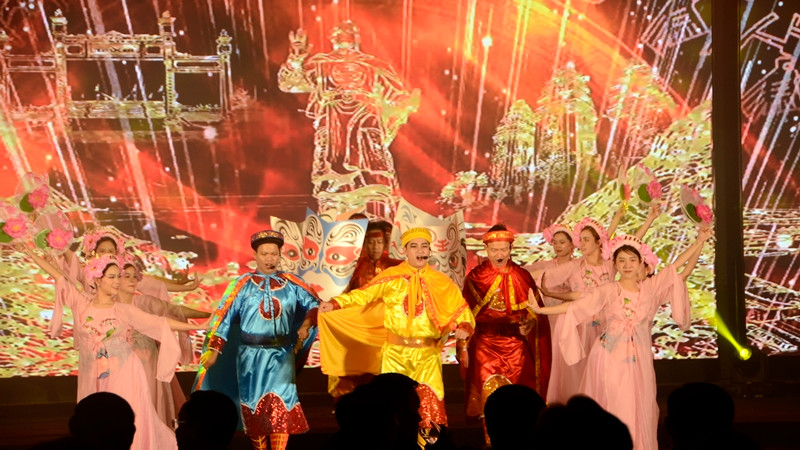 Biểu diễn văn nghệ chào mừng liên hoan.