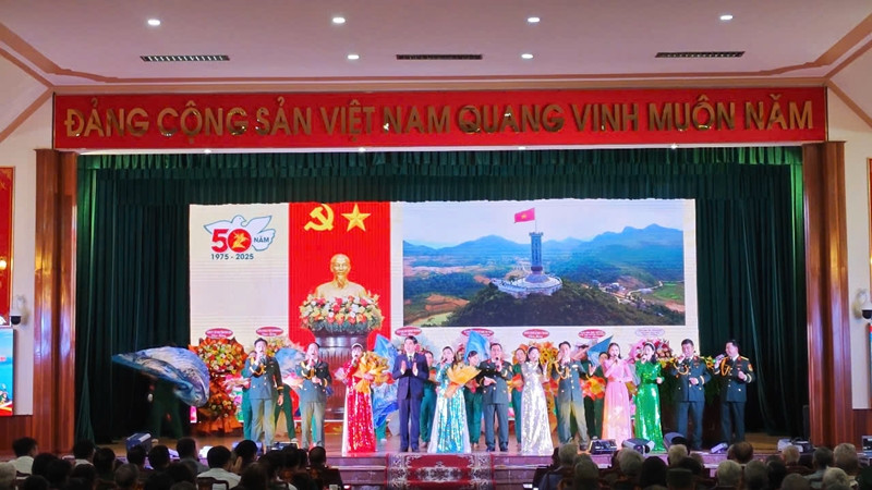 Chương trình văn nghệ chào mừng buổi gặp mặt.