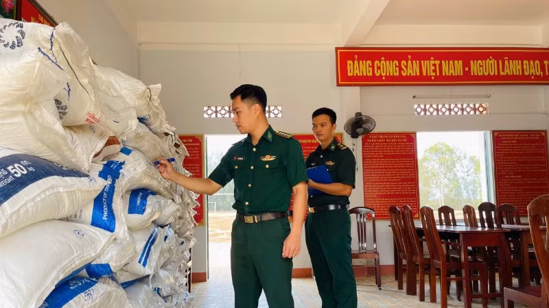 Lực lượng chức năng kiểm tra tang vật tại Đồn Biên phòng Tam Quan Nam.
