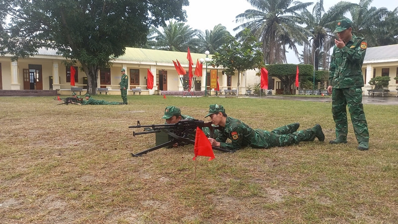 Tập huấn sử dụng các loại vũ khí phục vụ huấn luyện.