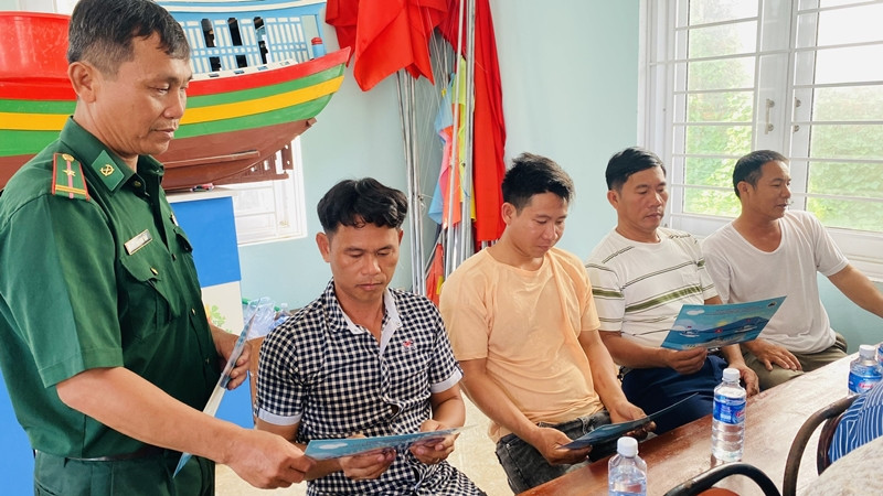 Các báo cáo viên giới thiệu một số quy định liên quan xử lý đối với ngư dân/tàu cá nước ngoài vi phạm cho các chủ phương tiện, thuyền trưởng và hội viên hội nông dân.