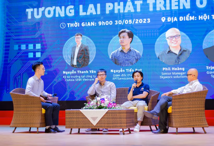 Các diễn giả chia sẻ tại tọa đàm.