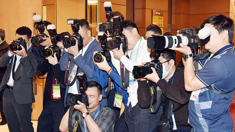 Phóng viên báo chí tác nghiệp tại một sự kiện lớn. (Ảnh TRẦN KHÁNH)