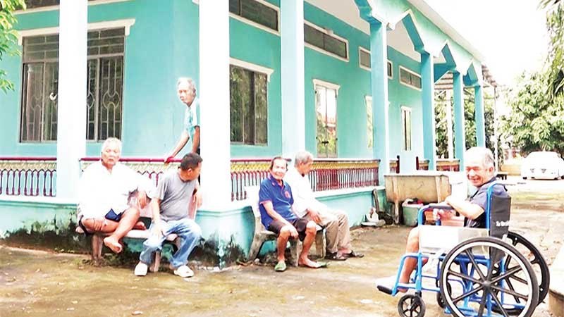 Tình yêu thương giúp các cụ có thêm niềm vui trong sinh hoạt hằng ngày.