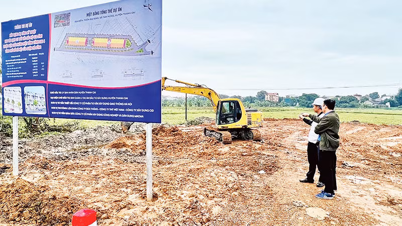 Ban Quản lý đầu tư xây dựng huyện Thanh Oai giám sát thi công dự án khu tái định cư. (Ảnh ĐỖ MINH)