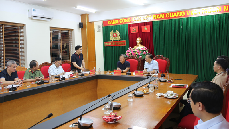 Trung tướng Nguyễn Văn Long, Thứ trưởng Bộ Công an và đồng chí Vũ Đại Thắng, Bí thư Tỉnh ủy trực tiếp chỉ đạo triển khai phương án truy bắt các đối tượng.