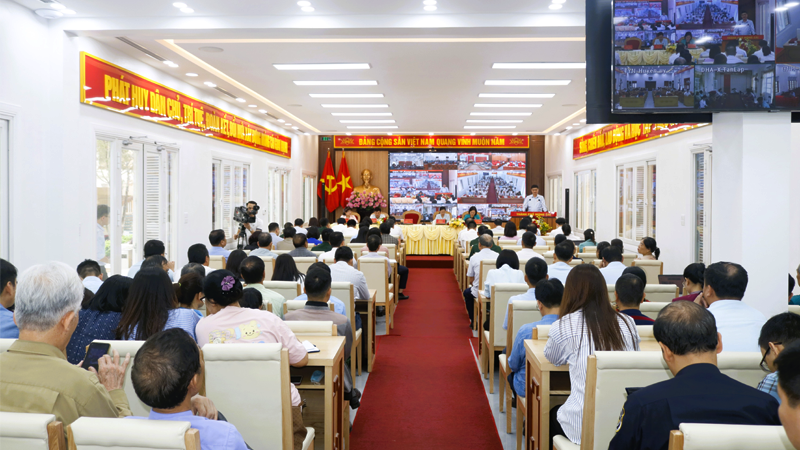 Quang cảnh buổi tiếp xúc cử tri tại thành phố Móng Cái.