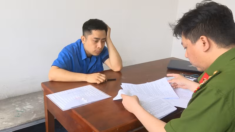 Cơ quan Cảnh sát điều tra, Công an tỉnh Quảng Ninh lấy lời khai của đối tượng Bùi Đình Khánh.