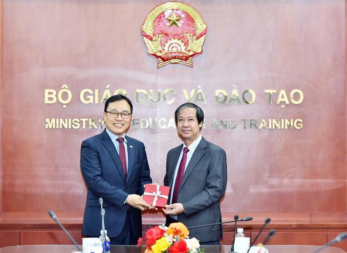 Bộ trưởng Nguyễn Kim Sơn và Đại sứ Hàn Quốc tại Việt Nam, ngài Choi Youngsam (Ảnh: Bộ Giáo dục và Đào tạo)