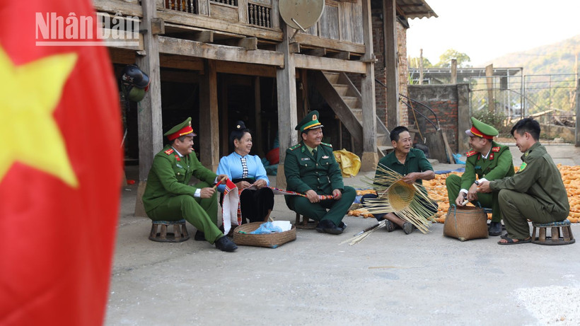 Lực lượng công an xã phối hợp Bộ đội Biên phòng thường xuyên liên hệ, gắn bó với người dân các bản vùng cao.