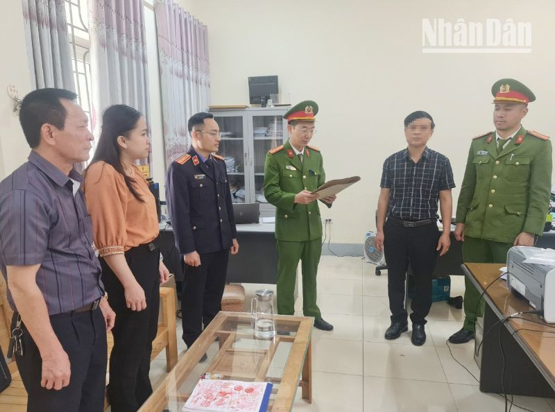 Cơ quan cảnh sát điều tra, Công an tỉnh Sơn La tống đạt các quyết định khởi tố bị can, đọc lệnh bắt tạm giam bị can Nguyễn Thanh Cường. 