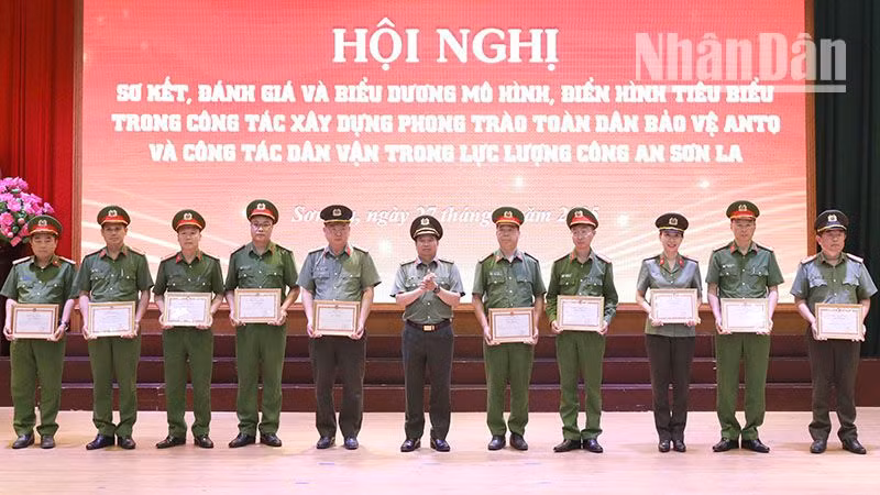 Đồng chí Đặng Trọng Cường, Ủy viên Ban Thường vụ Tỉnh ủy, Giám đốc Công an tỉnh Sơn La tặng Giấy khen cho các tập thể, cá nhân.