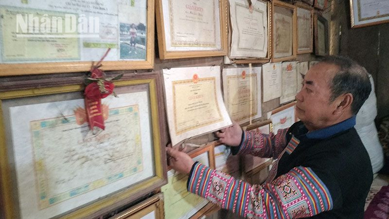 Gian phòng khách của gia đình ông Mùa Lao Ư có rất nhiều Bằng khen, Giấy khen của cá nhân ông do các cấp từ Trung ương đến địa phương trao tặng.