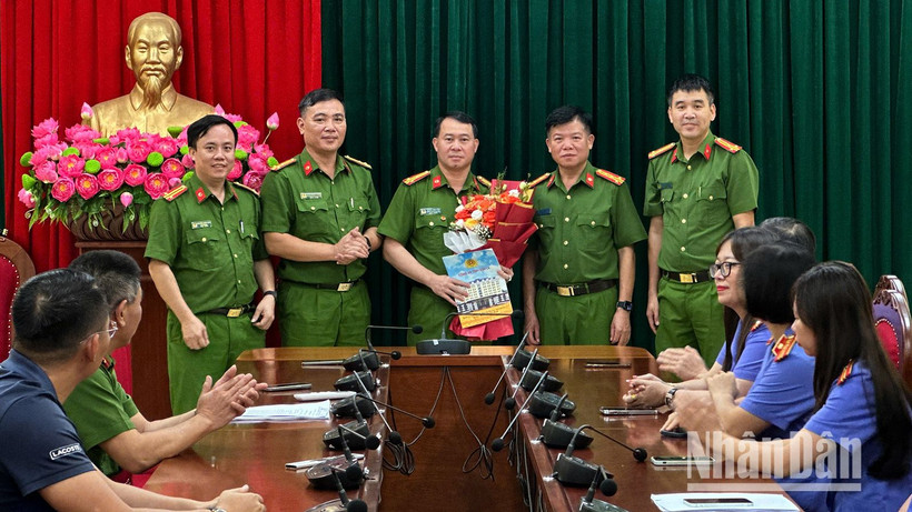 Ban Giám đốc Công an tỉnh Sơn La khen thưởng ban chuyên án.