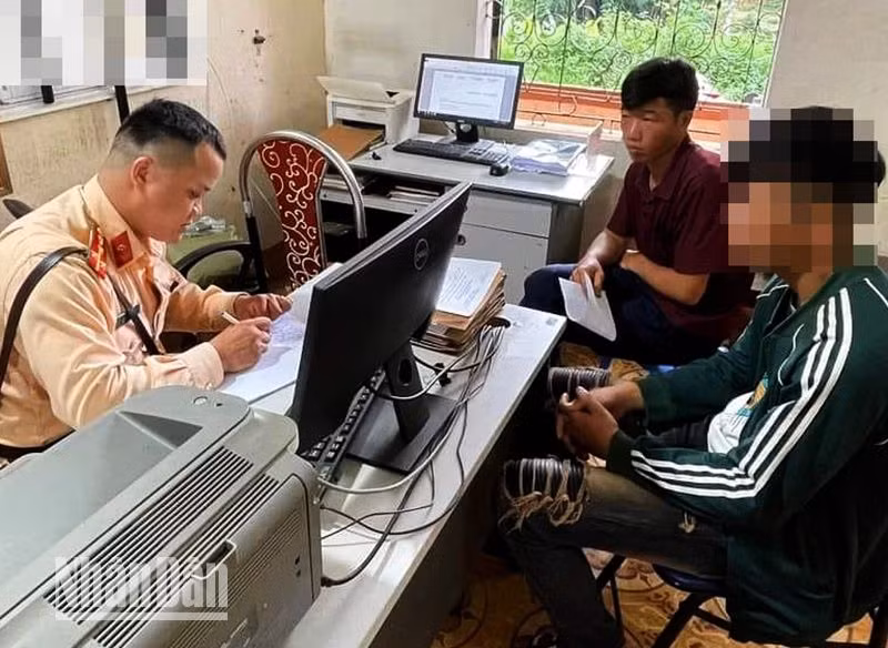 Đội Cảnh sát giao thông-trật tự, Công an huyện Sông Mã làm việc với đại diện gia đình và C.V.K.