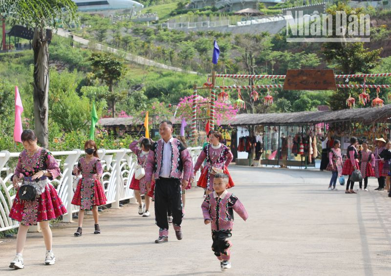 Thời điểm này, lượng khách du lịch đã tập trung đông tại các điểm, khu du lịch của Sơn La.