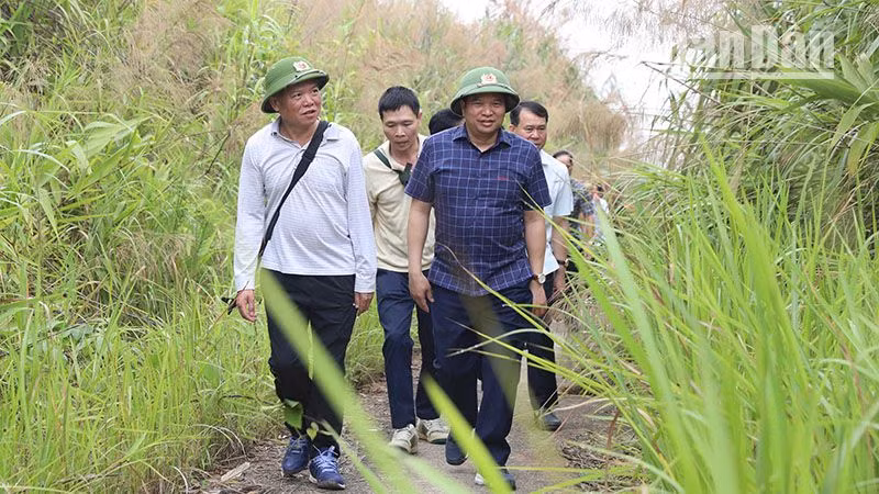 Đoàn công tác kiểm tra thực tế tại địa bàn giáp biên với nước bạn Lào.