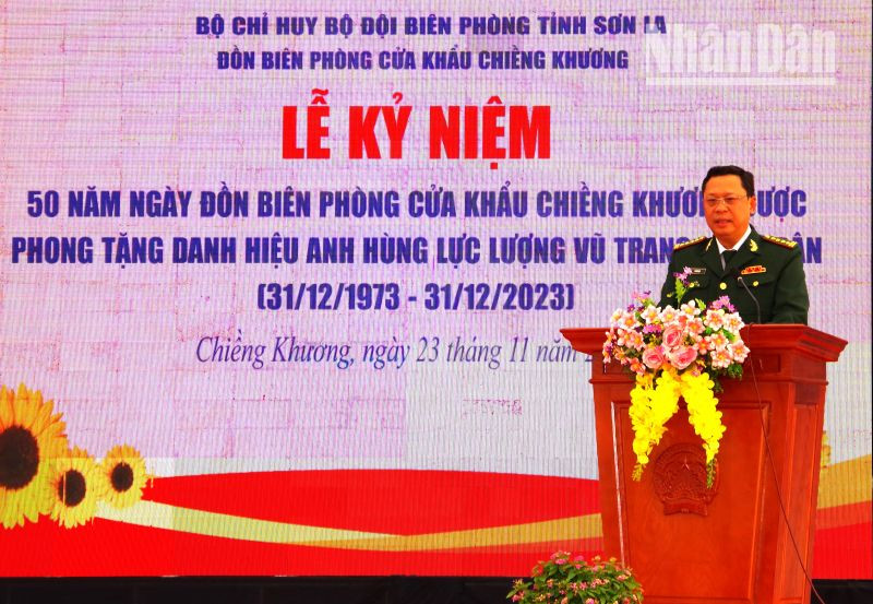 Đồng chí Đại tá Cà Văn Lập, Chính ủy Bộ đội Biên phòng tỉnh Sơn La đọc diễn văn tại lễ kỷ niệm. (Ảnh: VÌ HIỆN)