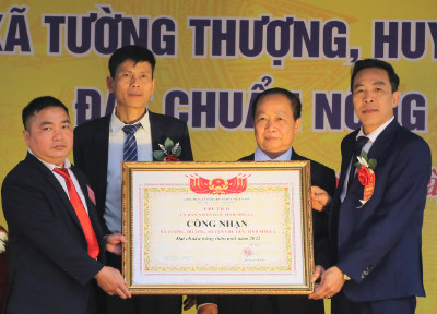 Xã Tường Thượng đón nhận Bằng công nhận xã đạt chuẩn nông thôn mới.