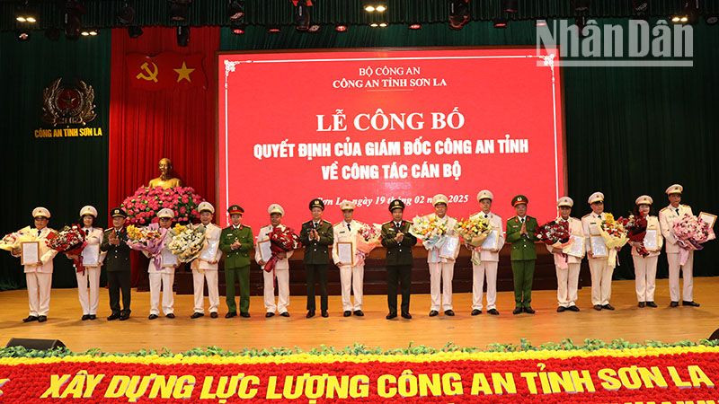 Ban Giám đốc Công an tỉnh Sơn La tặng hoa cho 14 đồng chí là phó trưởng phòng và tương đương của Công an tỉnh Sơn La viết đơn xin nghỉ hưu trước thời hạn.