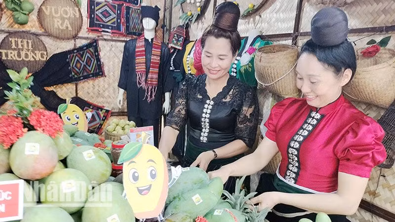 Tại Ngày hội Xoài Yên Châu năm nay có 15 gian trưng bày các sản phẩm đặc sản của các xã và huyện.