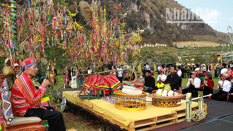 Thầy chủ lễ đang làm lễ cầu xin ông Then cho mưa thuận, gió hòa... dưới cây vạn vật linh thiêng.
