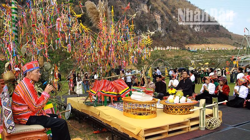 Thầy chủ lễ đang làm lễ cầu xin ông Then cho mưa thuận, gió hòa... dưới cây vạn vật linh thiêng.