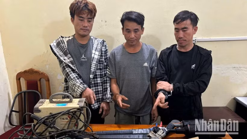 3 đối tượng Giàng A Chinh, Giàng A Choai và Giàng A Câu tại cơ quan công an.