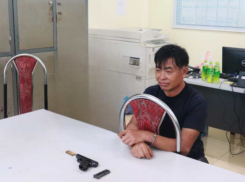 Đối tượng Giàng A Đua và tang vật tại cơ quan công an. (Ảnh: Công an Sơn La)