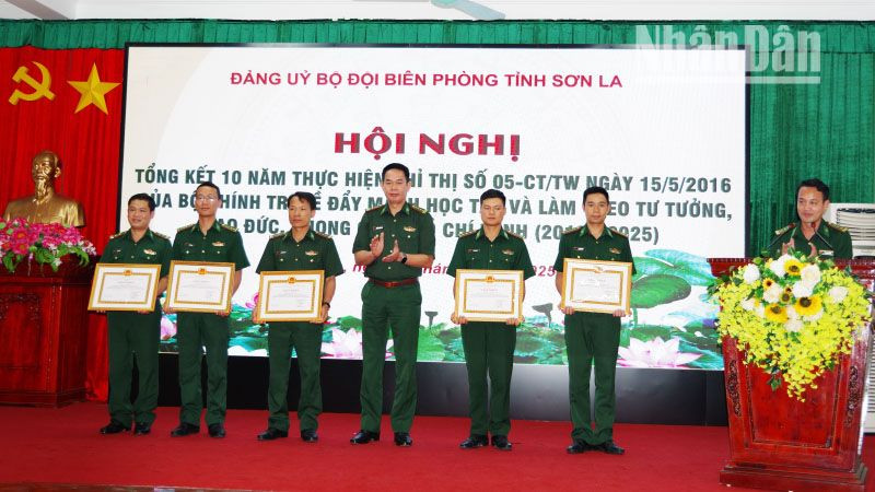 Ban Thường vụ Đảng ủy Bộ Chỉ huy Bộ đội Biên phòng tỉnh Sơn La tặng Giấy khen cho các tập thể và cá nhân tiêu biểu. 