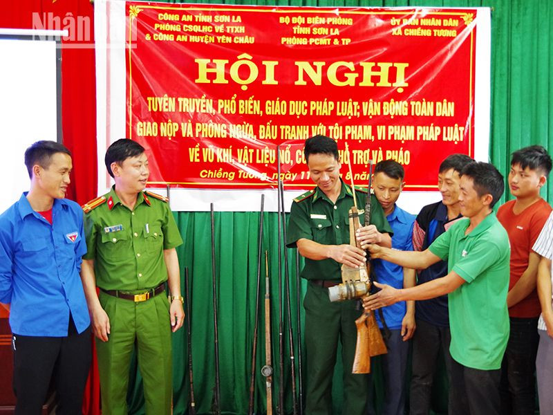 Người dân tự giác mang súng tự chế giao nộp cho các cơ quan chức năng.