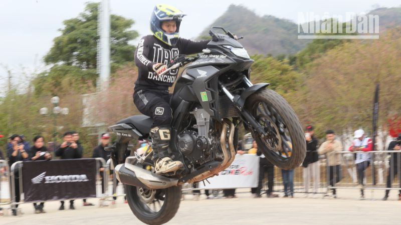 Tại sự kiện, các biker đã thể hiện kỹ thuật lái xe mô-tô với những màn trình diễn sôi động.