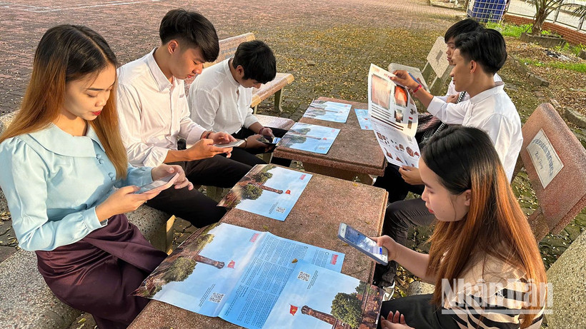 Lưu học sinh Lào, Trường Cao đẳng Sơn La trải nghiệm công nghệ số quét mã QR tìm hiểu về Ngày giải phóng thủ đô trên ấn phẩm đặc biệt "Cột cờ Hà Nội" của Báo Nhân Dân.