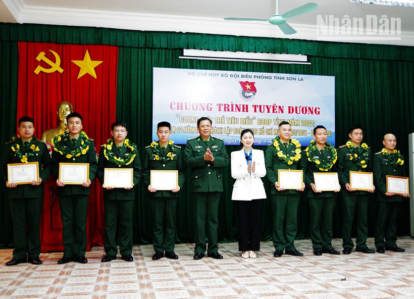 Trao tặng danh hiệu “Gương mặt trẻ tiêu biểu” và “Gương mặt trẻ triển vọng” cho các cá nhân.