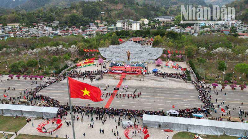 Lễ hội hoa ban thành phố Sơn La năm nay đã thu hút hàng trăm ngàn lượt người tới tham dự.