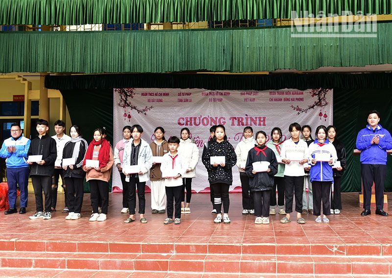 Ban tổ chức trao tặng các suất học bổng cho học sinh tiểu học, học sinh trung học cơ sở trên địa bàn xã biên giới Nậm Lạnh.