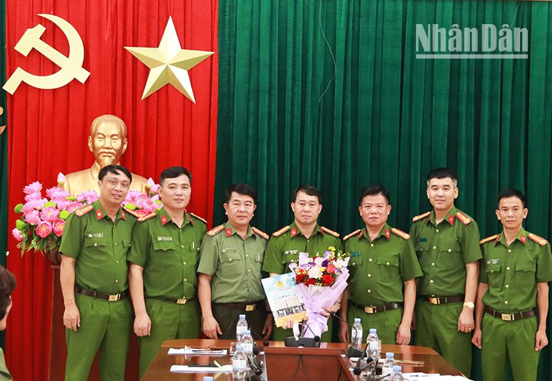 Ban Giám đốc Công an tỉnh Sơn La trao thưởng Ban Chuyên án Công an huyện Mộc Châu.